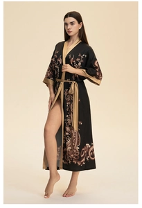 Peignoir élégant en satin imprimé floral avec bordure dorée et manches larges sur modèle