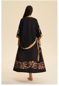 Vue de dos d'un peignoir long en satin noir avec motifs paisley dorés et une ceinture