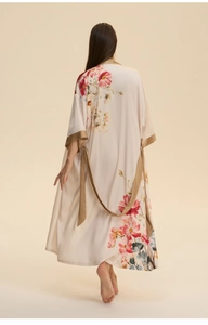 Vue arrière du peignoir en satin à fleurs montrant la texture soyeuse du tissu