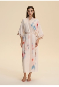 Vue détaillée d'un élégant peignoir kimono en satin à imprimé floral avec une ceinture
