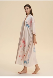 Détail d'un peignoir en satin élégant avec imprimé dégradé artistique rouge et bleu