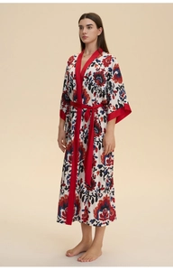 Details des Satin-Bademantels mit Blumenmuster, rotem Kontrastbesatz und Kimono-Ärmeln