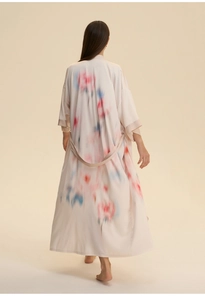 Vue de dos d'un peignoir élégant en satin fleuri avec ceinture à nouer et silhouette longue
