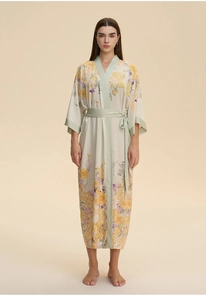 Détails du peignoir en satin imprimé floral avec des bordures élégantes vert clair