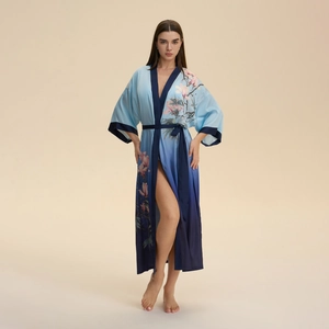 Peignoir kimono élégant en satin dégradé bleu avec imprimé floral pour femmes