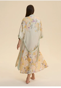 Vue détaillée du dos d'un peignoir en satin à fleurs avec bordure verte et imprimé floral