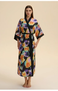 Detailansicht des Satin-Kimonos mit V-Ausschnitt, Blumenmuster und schwarzem Saum