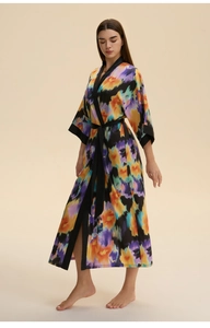 Detail eines bunten Satin-Kimonos mit Batikmuster, schwarzem Saum und passendem Gürtel