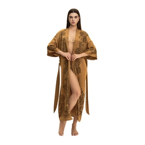 Peignoir kimono élégant en satin bronze avec broderies florales noires et ceinture