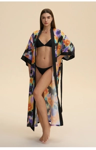 Detailansicht des Batik-Kimonos mit lebendigen Mustern und schwarzem Satin-Besatz