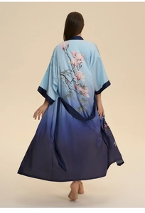 Détail de l'imprimé floral sur peignoir en satin dégradé bleu à texture soyeuse