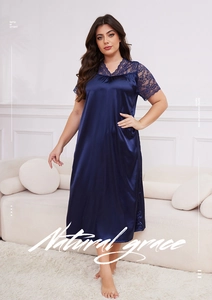 Détail de la chemise de nuit en satin bleu foncé avec col en V élégant et bordure dentelle