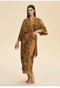Détail du peignoir élégant en satin à imprimé floral avec des manches larges