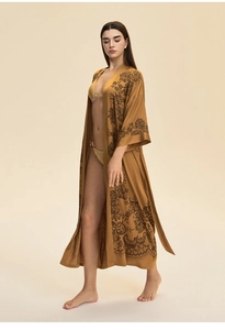 Vue détaillée du peignoir en satin jaune moutarde avec élégant imprimé floral noir