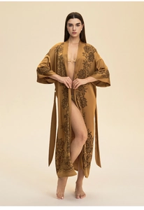 Détail du peignoir kimono élégant en satin doré avec motif floral noir vintage