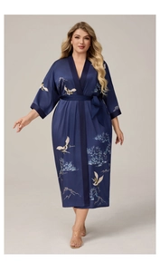 Détail d'un peignoir kimono en satin bleu marine avec imprimés grues et pins orientaux