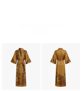 Détail du peignoir en satin gingembre avec motif floral et ceinture à nouer