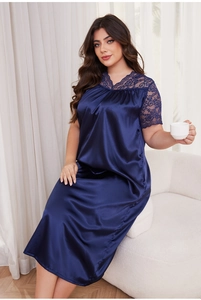 Détail d'une nuisette en satin bleu marine avec dentelle en V et texture soyeuse