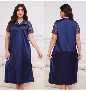 Détails de la chemise de nuit en satin bleu marine avec col en V et dentelle élégante