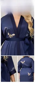 Détails du peignoir en satin bleu marine avec broderie de grue, col en V et ceinture