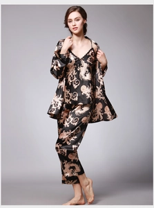 Vue détaillée du pyjama 3 pièces pour femme avec motif baroque doré et dentelle noire