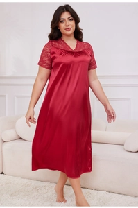 Détail d'une nuisette en satin bordeaux avec de la dentelle fine aux manches et au bas