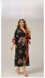 Détail du peignoir en satin avec imprimé paysage chinois et bordure en soie orange