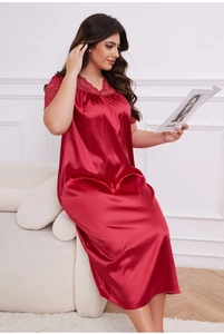 Détail d'une nuisette en satin rouge avec décolleté en V et manches en dentelle