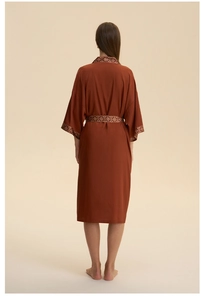 Détail du dos d'un peignoir en satin marron avec des bordures à motifs géométriques ethniques