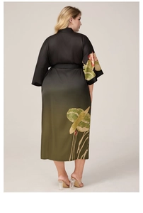 Détail d'un peignoir en satin dégradé noir avec impression de lotus élégant au dos