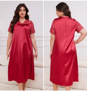 Détail de la nuisette rouge en satin grande taille avec dentelle et dos en V élégant