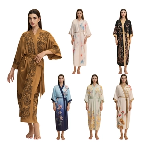 Peignoir kimono en satin pour femmes avec motifs floraux élégants et texture soyeuse