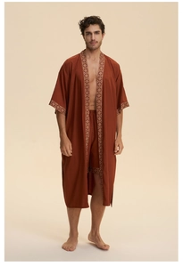 Détail de l'ensemble peignoir rouge brique en satin avec motifs ethniques sur les bords