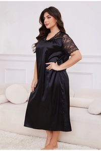 Détail d'une nuisette en satin noir avec dentelle florale au décolleté en V