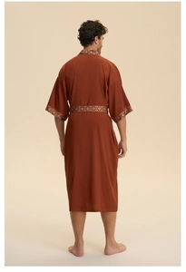 Vue arrière d'un peignoir en satin rouge brique avec garniture géométrique et motifs ethniques