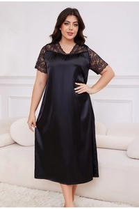 Détails d'une chemise de nuit en satin noir avec de la dentelle florale au décolleté