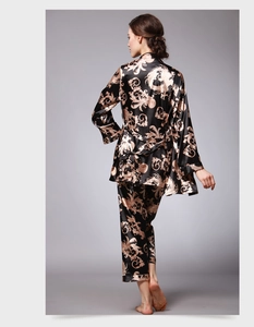 Détail du pyjama en soie noire de luxe avec imprimés de dragon doré baroque