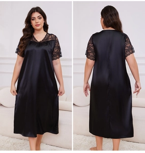 Vues avant et arrière de la chemise de nuit noire en satin grande taille avec bordure en dentelle