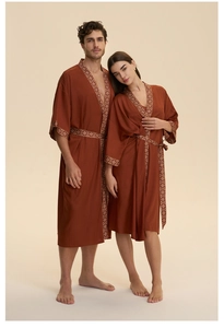 Détail de peignoirs pour couples rouge rouille avec motifs bohèmes sur les poignets et ceinture