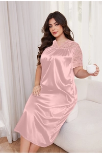 Détail de la chemise de nuit en satin rose pâle avec dentelle délicate aux manches et au col