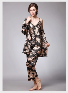 Détail de l'ensemble de pyjama 3 pièces en satin pour femme avec imprimés dragon dorés noirs