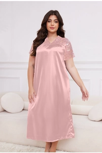 Détail de la chemise de nuit en satin rose poudré avec col en V élégant et manches en dentelle