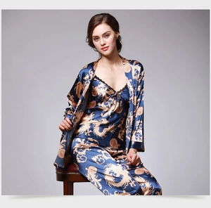 Détails de l'ensemble pyjama en satin de soie avec imprimé dragon et dentelle noire