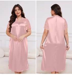 Détail de la nuisette en satin rose avec empiècements en dentelle au col et manches courtes