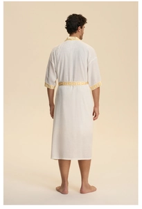 Vue arrière d'un peignoir en satin blanc pour homme avec des motifs jaunes sur les bords
