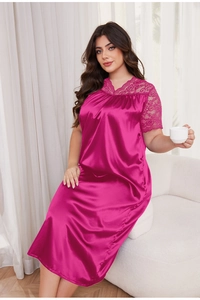 Détail d'une chemise de nuit en satin rose avec dentelle élégante sur le col V et les manches
