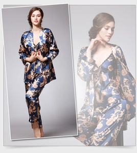 Ensemble pyjama trois pièces en soie bleu marine avec motifs de dragon dorés