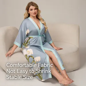 Peignoir en satin bleu clair à fleurs pour femme avec texture soie et ceinture assortie