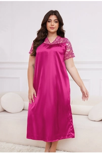 Détail de chemise de nuit en satin fuchsia avec col en V et manches en dentelle