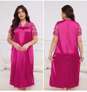 Détail de la nuisette en satin fuchsia avec dentelle au col en V et manches dentelle